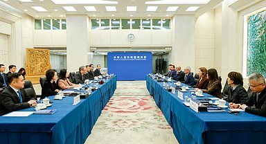 Çin Ticaret Bakanı Wang Apple CEO’su Tim Cook’u kabul etti