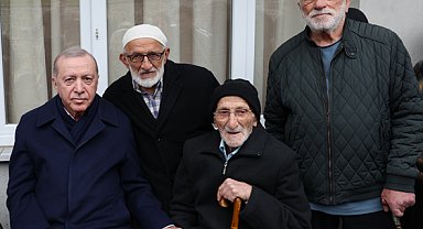 Cumhurbaşkanı Erdoğan, Rize'de komşularının bayramını tebrik etti