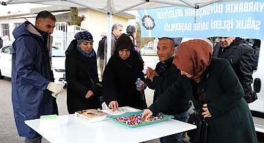 Diyarbakır’da vatandaşlara şeker, lokum ve kolonya ikram edildi