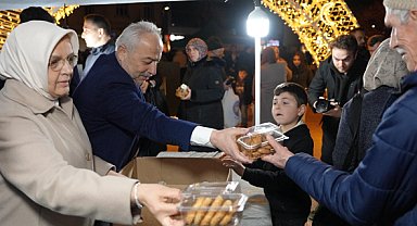 Düzce'de kandil simidi ve şeker dağıtıldı