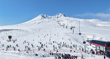 Erciyes Kayak Merkezi sezonu rekor ziyaretçi ile tamamlıyor