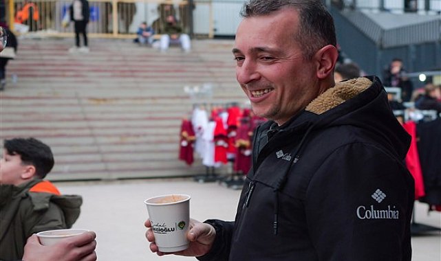 Eryaman Stadyumu önünde vatandaşlara çorba ikramı