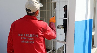 Gemlik’te halı sahalarda bakım ve onarım çalışmaları sürüyor