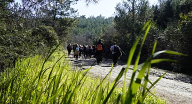 Gençler baharı, Efes-Mimas Yolu’nda doğayla karşıladı