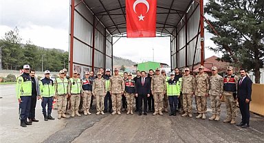 Hatay Valisi Masatlı, jandarma personeli ve vatandaşlarla bayramlaştı