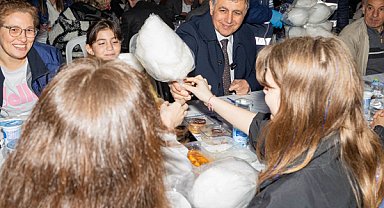 İzmir Büyükşehir Belediyesi'nin iftar sofrası Kemeraltı'nda kuruldu