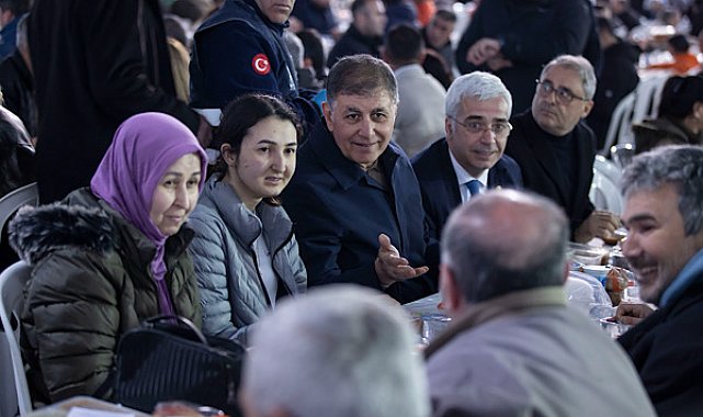 İzmir Büyükşehir Belediyesi’nin iftar sofrası Menemen’de kuruldu