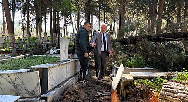 İzmir’de fırtınadan etkilenen mezarlıklarda onarım çalışmaları başladı