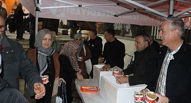 İzmit Belediyesi, Kadir Gecesi’nde helva ikram etti