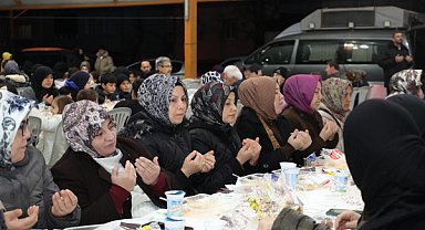 İzmit Belediyesi'nin Yeşilova mahalle iftarında vatandaşlar bir araya geldi