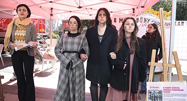 İzmit Belediyesi ve KOÜ’lü öğrencilerden ‘Bi Dünya Kadın’ canlı heykel sergisi