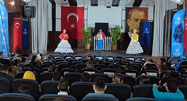 Karacasu'da çocuklar tiyatroyla buluştu