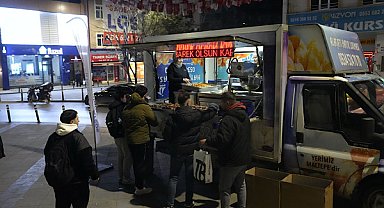 Kartal’da Kadir Gecesi’nde lokma ve kandil simidi dağıtıldı