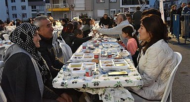 Kepez'de iftar sofraları vatandaşları buluşturmaya devam ediyor