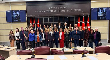 Kepez’de kadınların mücadelesi ‘Kadın Yaşamdır’ panelinde ele alındı