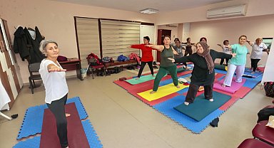 Konak’ta 60 yaş üstüne yoga kursu düzenleniyor