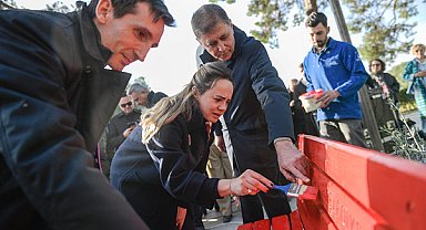 Kültürpark’ta şiddete karşı banklar kırmızıya boyandı