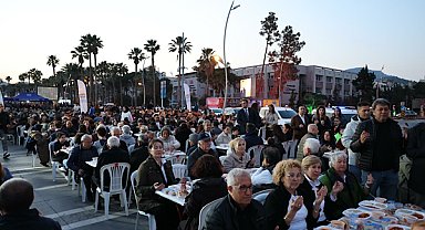Marmaris’te Kadir Gecesi halk iftarı binlerce kişiyi buluşturdu
