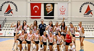 Muratpaşa Belediyesi Kadın Voleybol Takımı'ndan galibiyet