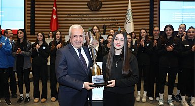 Nilüfer Belediyespor Kadın Voleybol Takımı kupasını Başkan Özdemir'e verdi