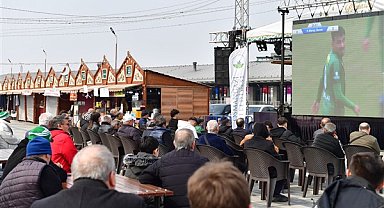 Osmangazi Meydanı’nda Bursaspor maçı dev ekranda izlendi