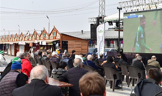 Osmangazi Meydanı’nda Bursaspor maçı dev ekranda izlendi