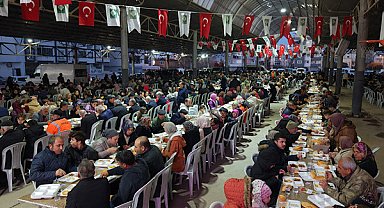Osmaniye Salı Kapalı Semt Pazarı'nda binlerce kişi iftar sofrasında buluştu