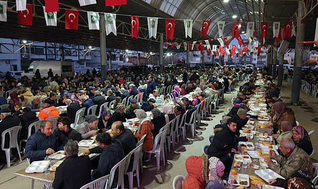 Osmaniye Salı Kapalı Semt Pazarı'nda binlerce kişi iftar sofrasında buluştu