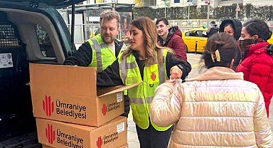 Ümraniye’de metro duraklarında iftariyelik dağıtımı yapıldı