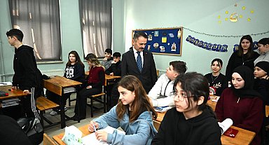Vali Aktaş, İzmit Ulubatlı Hasan Ortaokulu’nu ziyaret etti