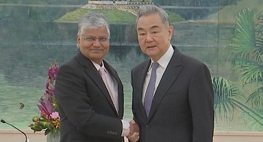 Wang, Hindistan’ın Çin Büyükelçisi Rawat ile bir araya geldi