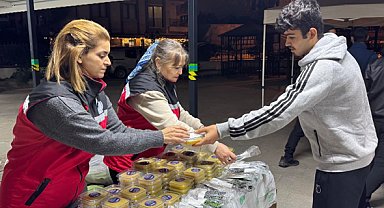 Yalova'da Kadir Gecesi'nde vatandaşlara ikramlarda bulunuldu