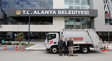 Yeni çöp kamyonu, Alanya Belediyesi'nin araç filosuna katıldı