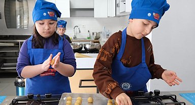 Yıldırımlı çocuklar Ramazan için süt helvası ve şekerpare yaptı