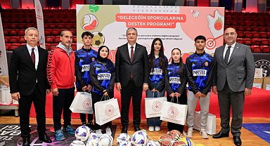 Adana’da öğrencilere spor malzemesi dağıtıldı