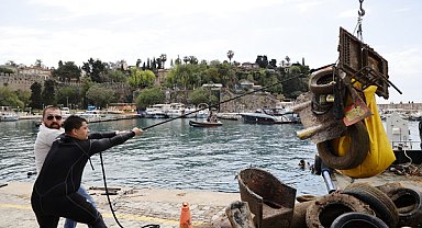 Antalya’da Yat Limanı’nda deniz dibi temizliği yapıldı