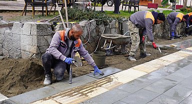 Atatürk Parkı altındaki kaldırımda yenileme çalışmaları sürüyor