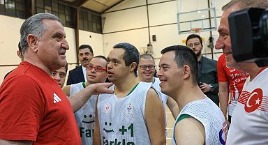 Bakan Bak, özel sporcularla basketbol maçı yaptı