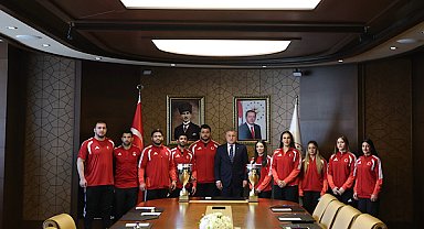 Bakan Bak: Tüm imkanlarımızla sporcularımızın yanındayız