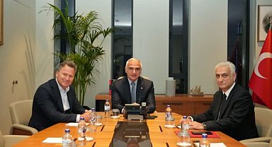 Bakan Ersoy Jet2 ve Dertour Group yöneticileriyle bir araya geldi