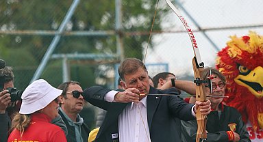 Başkan Tugay, İnciraltı’ndaki 23 Nisan Çocuk Şenliği’ne katıldı