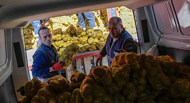 Büyükşehir, 60 bin haneye patates dağıtımına başladı