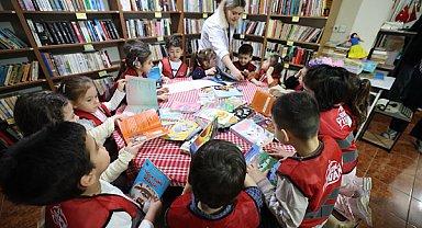 Derince’de öğrenciler, Erdoğan Salman Halk Kütüphanesi’ni ziyaret etti