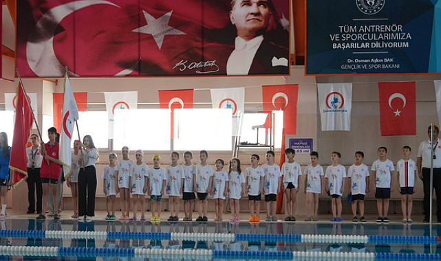 Düzce’de 23 Nisan yüzme şenliği düzenlendi