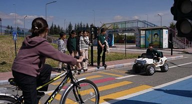 Düzce’de çocuklar trafik kurallarını uygulamalı öğrendiler