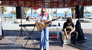 Erasmuslu gençlerden mini konser 