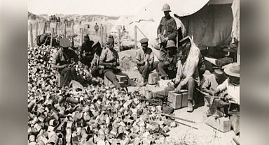 Gelibolu'da siperler arasında paylaşılan insanlık