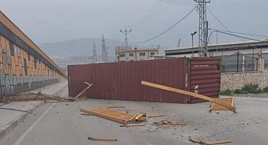 İskenderun’da fırtınada konteyner köprüden düştü