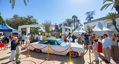 İzmir klasik otomobil sergisi ziyaretçilerden ilgi gördü