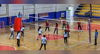 Kayapınar Belediyesi 2. Kadın Voleybol Turnuvası başladı